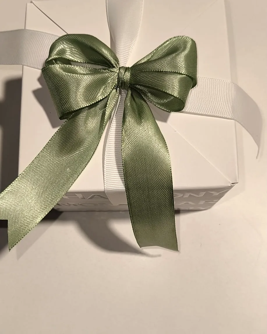 Scatola bianca Karisma con grande fiocco in raso verde salvia
